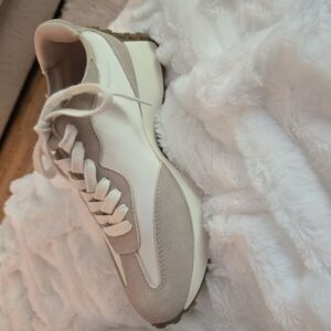 Steve Madden Tan and White Sneakers Sleek Design